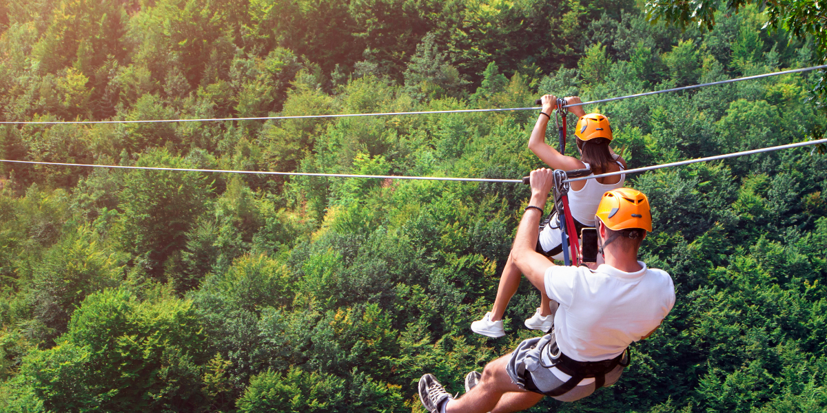 Voor Avonturenparken, Ziplines en klimparken is uitrusting van hoge kwaliteit cruciaal voor de veiligheid van de klant. Investeer in de beste uitrusting en voer routine-inspecties uit om de veiligheidsnormen te handhaven. 