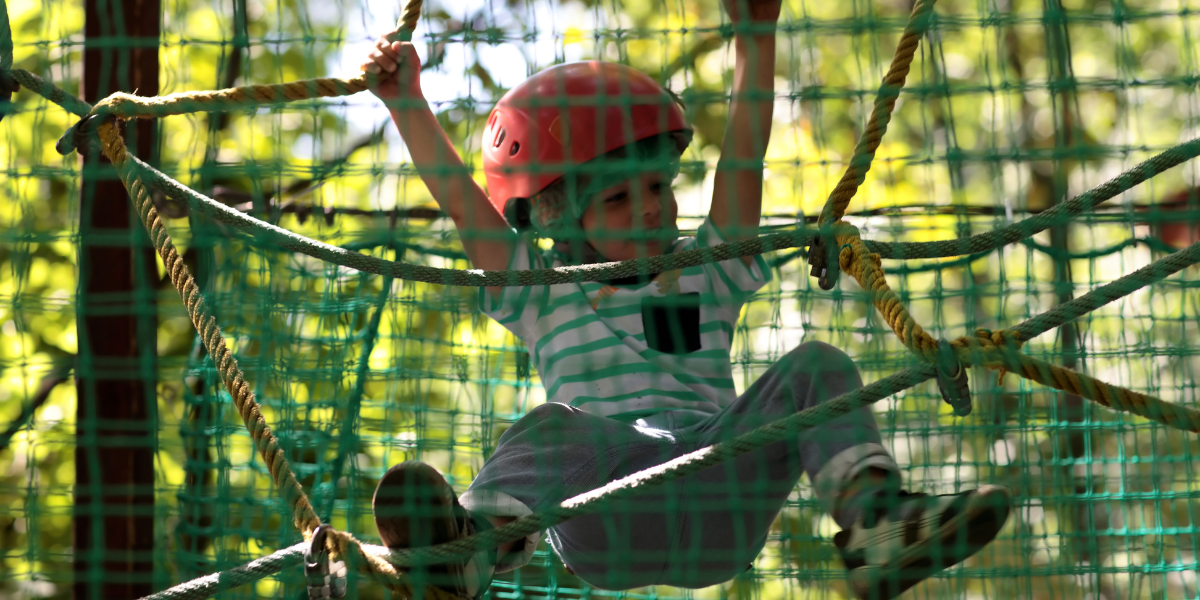 Safety Net Belay Systems: een gezinsvriendelijk luchtavontuur voor alle leeftijden! Geen harnassen nodig, gewoon puur plezier en opwinding.