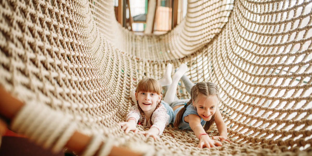 Beleef een werkelijk unieke en luchtige speeltuin met Net Adventure Parks." Geen harnassen nodig, gewoon puur klim-, glij- en speelplezier.