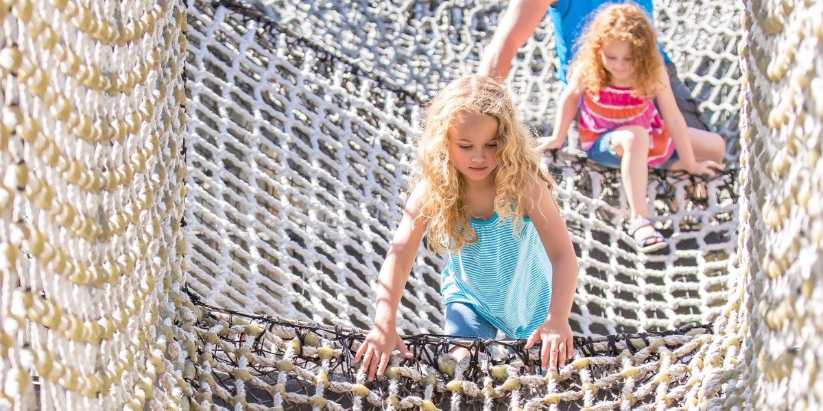 Breng je avontuur naar nieuwe hoogten met Net Adventure Parks." Verken en speel in de boomtoppen zonder harnassen.