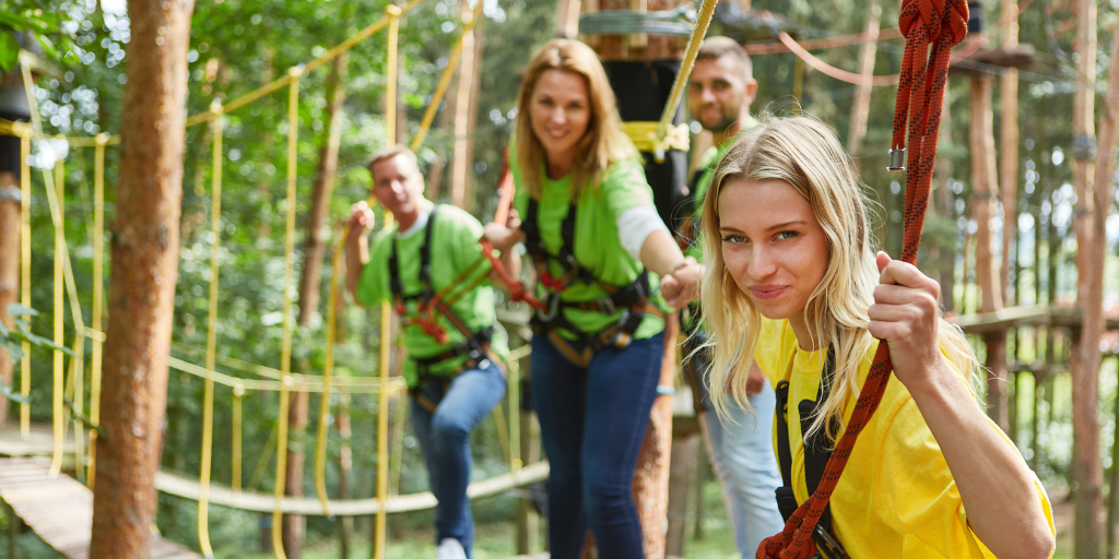 Hochseilgärten bieten unvergessliche Nervenkitzel, aber #Sicherheit sollte immer an erster Stelle stehen. Fortschrittliche Rettungsgeräte, geschultes Personal und Branchenkonformität halten den Spaß am Laufen!