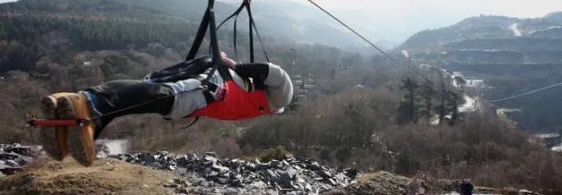 Close-up van een geautomatiseerd zipline-trolleysysteem tijdens de rit