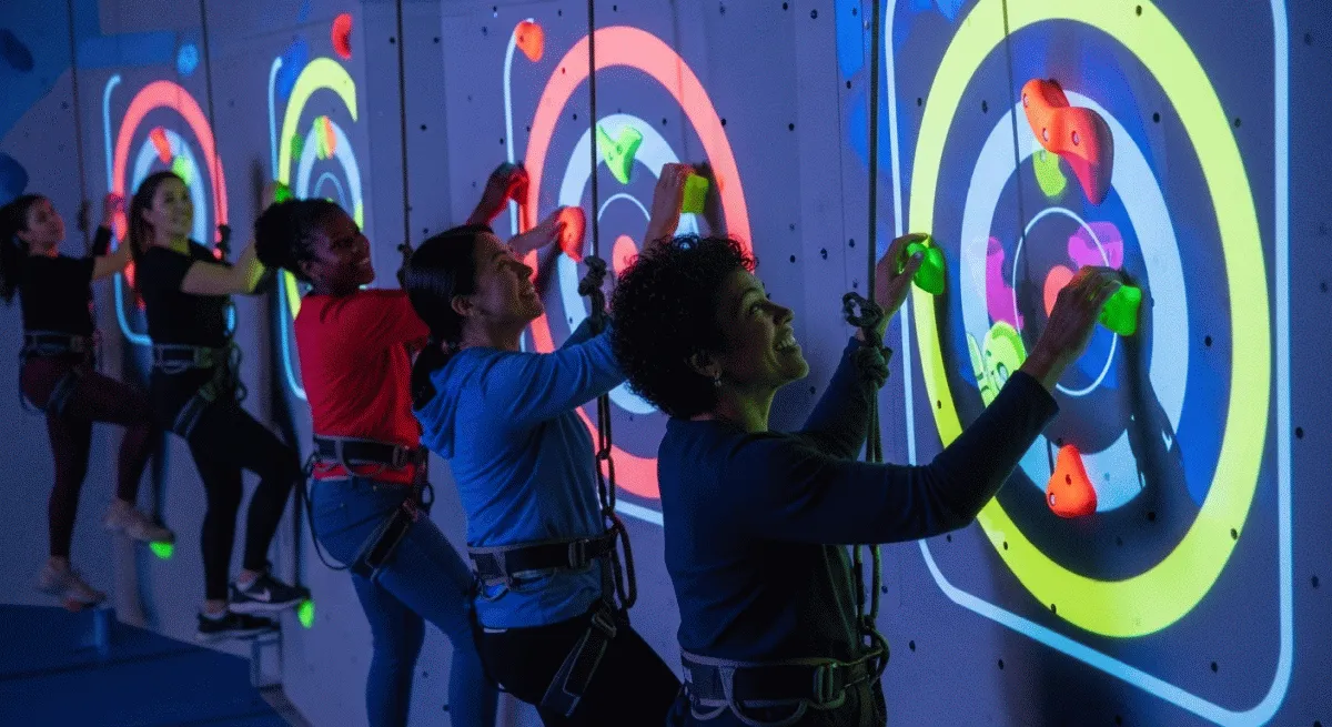 Interactief klimpark met digitale functies dat het concept van competitive socialising demonstreert
