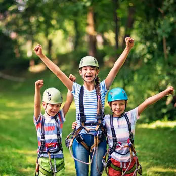 Skywalker-getrainde professionals aan het werk in een adventure park omgeving