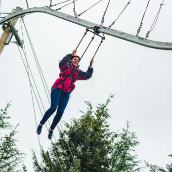Impact zipline trolley engaging with braking system