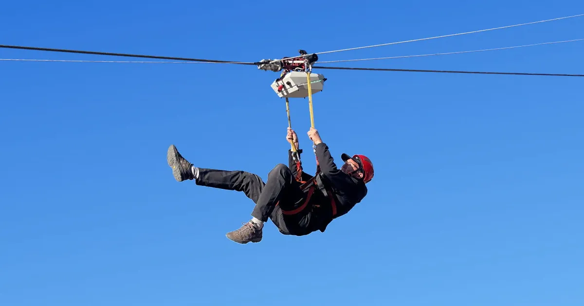 ZipTronik bi-directionele zipline in actie tijdens een snelle afdaling in een Adventure Park