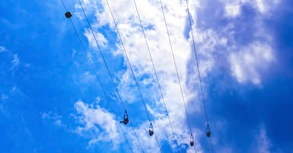 Rijder arriveert bij het eindstation van een zipline in een bos
